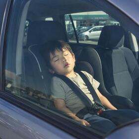 車内放置されている子どもを発見したときどうすればいい？　※この画像はAdobe Fireflyで作成したイメージです