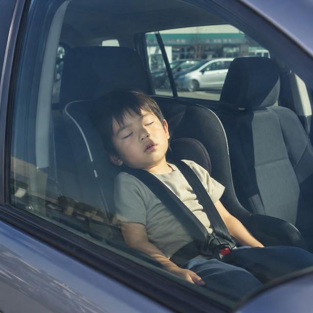 車内放置されている子どもを発見したときどうすればいい？　※この画像はAdobe Fireflyで作成したイメージです