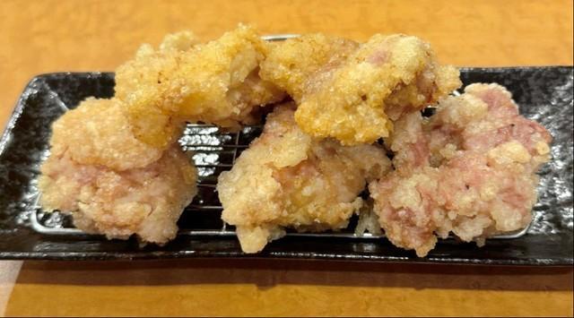 居酒屋で先に注文したはずの唐揚げが隣席に運ばれてきた…どう対応すべきか？（写真はイメージです）