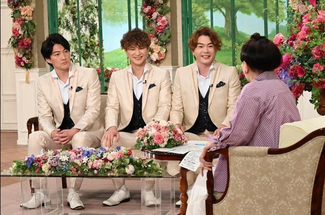 「徹子の部屋」    黒柳徹子(右)、LE VELVETS＝テレビ朝日提供