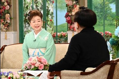 「徹子の部屋」   (右から)黒柳徹子、中村美律子＝テレビ朝日提供
