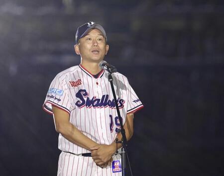 引退セレモニーであいさつするヤクルト・石川雅規投手＝2026年10月3日、神宮球場