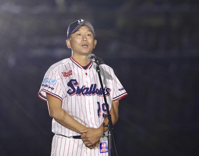 引退セレモニーであいさつするヤクルト・石川雅規投手＝2026年10月3日、神宮球場
