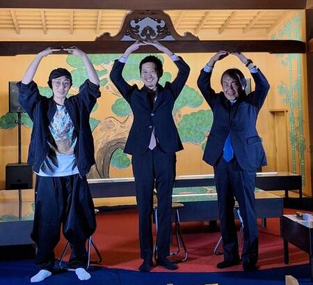 春画展開幕前の会見を「WA」ポーズで締めくくる（左から）林靖高氏、手塚マキ氏、浦上満氏＝都内の新宿歌舞伎町能舞台