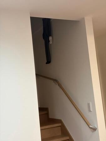 暗い階段の中…ぶらんと垂れ下がった長い手足が恐怖を感じさせる（あすみさん提供）