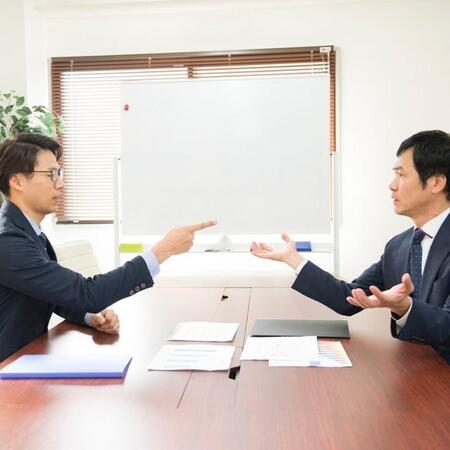 非を認めない相手とのやりとりは疲れる…　※画像はイメージです（ACworks/photoAC）