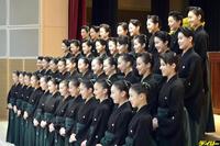 　卒業式を前に、記念写真に納まる宝塚音楽学校の１０３期生＝２日午前、兵庫県宝塚市