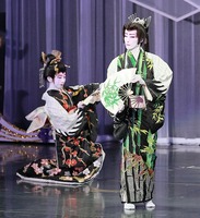 虹の橋渡りつづけて : 宝塚歌劇100年史 舞台編 51es65p4YQL._UF350,350_QL50_.jpg