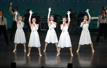 　宝塚音楽学校の文化祭に参加した太田玲奈さん（右から２人目）