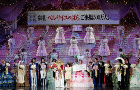　公演後に舞台上で記念セレモニーが行われた＝東京宝塚劇場