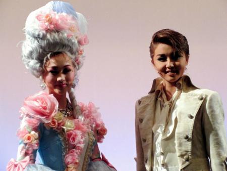 ２度目の新人公演主演となった暁千星（右）と共演の美園さくら＝宝塚大劇場