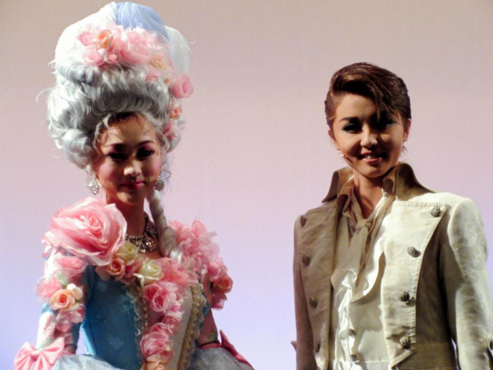 ２度目の新人公演主演となった暁千星（右）と共演の美園さくら＝宝塚大劇場