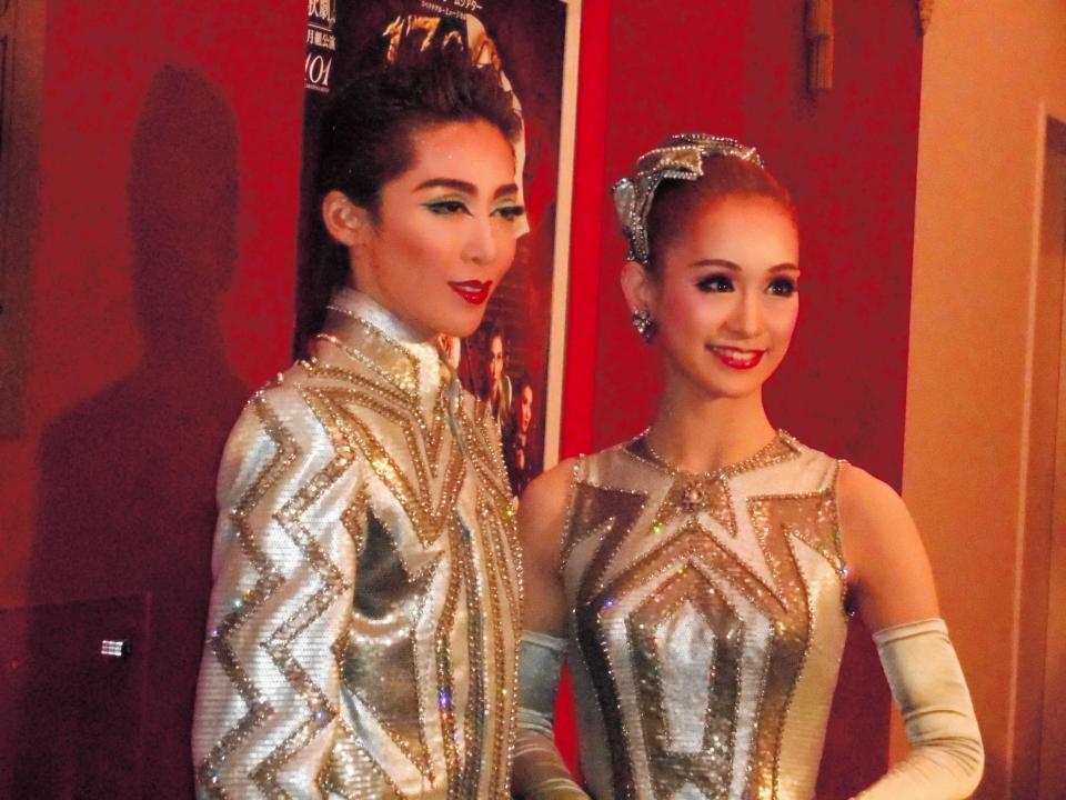 　通し稽古を行った月組トップの龍真咲（左）と愛希れいか＝東京宝塚劇場