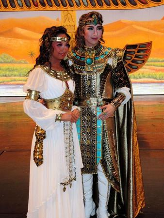 宙組新人公演「王家に捧ぐ歌」に主演した桜木みなと（右）と星風まどか＝宝塚大劇場