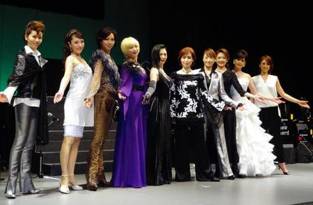 　勢ぞろいした（左から）壮一帆、貴城けい、湖月わたる、えまおゆう、高嶺ふぶき、杜けあき、稔幸、姿月あさと、彩輝なお、蘭寿とむ＝渋谷公会堂