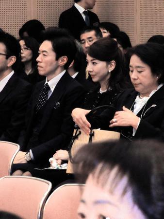 卒業式を見守る両親の君島誉幸さんと十和子さん