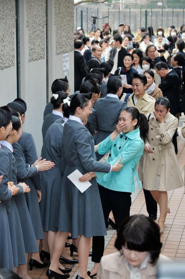 制服姿の在校生に祝福される合格者＝３０日午前、宝塚市武庫川町（撮影・三津山朋彦）