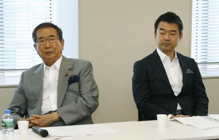 　日本維新の会の執行役員会に臨む石原共同代表（左）と橋下共同代表＝衆院第１議員会館