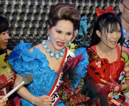 　険しい表情を見せるデヴィ夫人（中央）。右は立花あんな＝東京・秋葉原のアリスプロジェクト常設劇場（撮影・吉澤敬太）