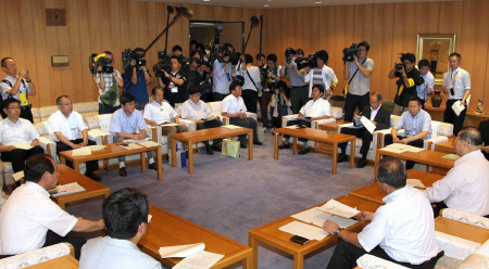 　野々村県議の対応について協議した代表者会議＝兵庫県議会（撮影・峰大二郎）