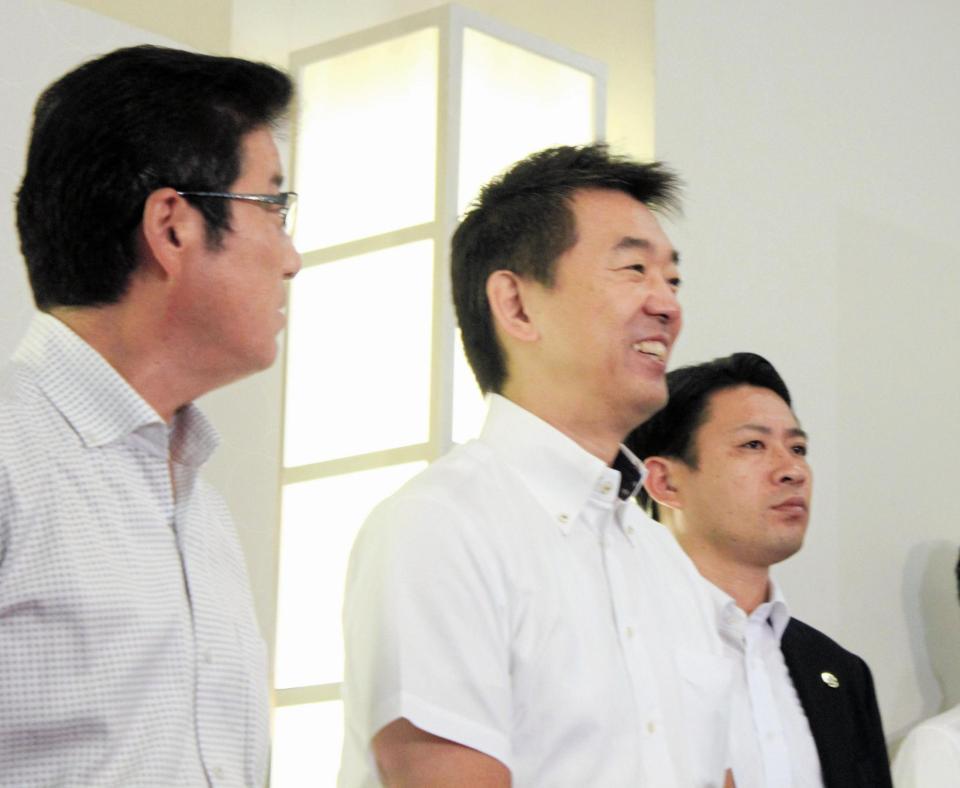 モメただけで終了した「大阪戦略調整会議」終了後に、苦笑いを浮かべる橋下徹大阪市長＝大阪市内