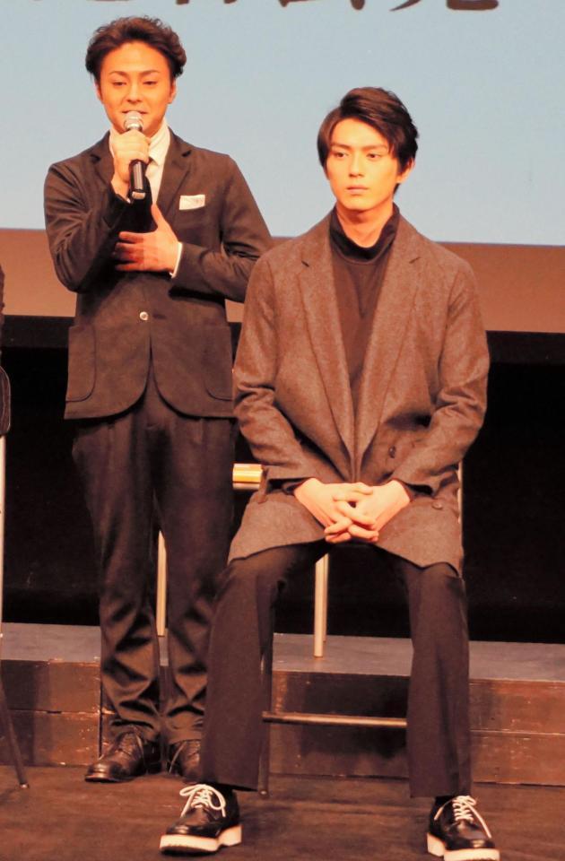 会見に登場した真剣佑（右）と木村了＝東京・シブゲキ