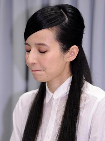 会見で後悔の念をにじませたベッキー＝１月６日