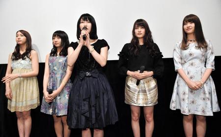 映画「９つの窓」の初日舞台あいさつに登場した（左から）ＡＫＢ４８・茂木忍、木崎ゆりあ、横山由依、入山杏奈、中西智代梨＝東京・渋谷（撮影・佐々木彰尚）