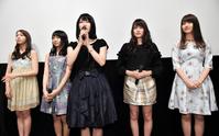 映画「９つの窓」の初日舞台あいさつに登場した（左から）ＡＫＢ４８・茂木忍、木崎ゆりあ、横山由依、入山杏奈、中西智代梨＝東京・渋谷（撮影・佐々木彰尚）
