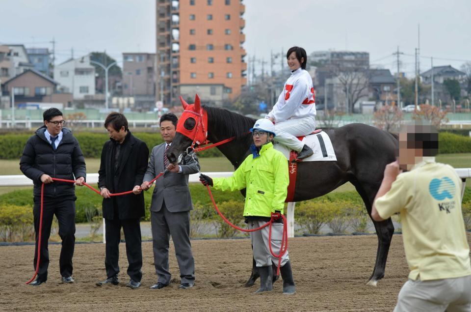 　初勝利を挙げ、馬上で満面の笑みを浮かべる藤田菜七子。そこに何やら怪しい人影が…（画像の一部を加工しています）