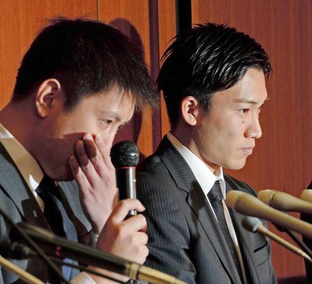 　会見で涙を流して謝罪する田児賢一（左）と桃田賢斗