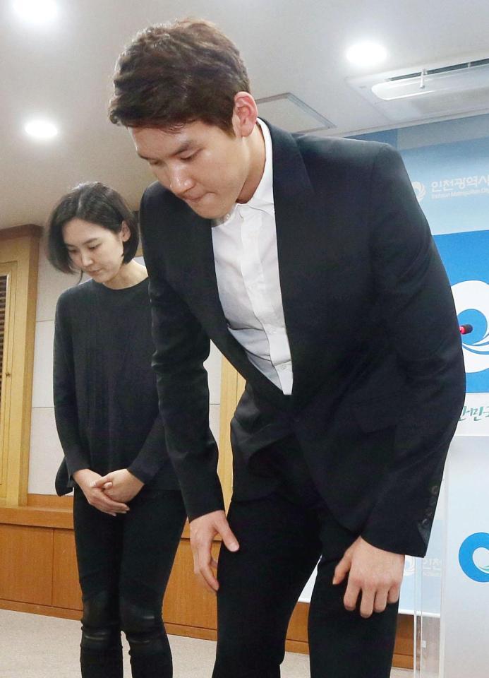 　土下座で五輪出場を訴えた朴泰桓選手＝２日、韓国・仁川市役所（聯合＝共同）