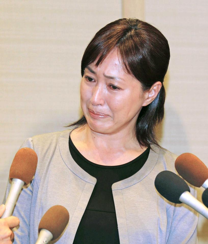 　会見中に涙ぐむ高島礼子＝京都タワーホテル