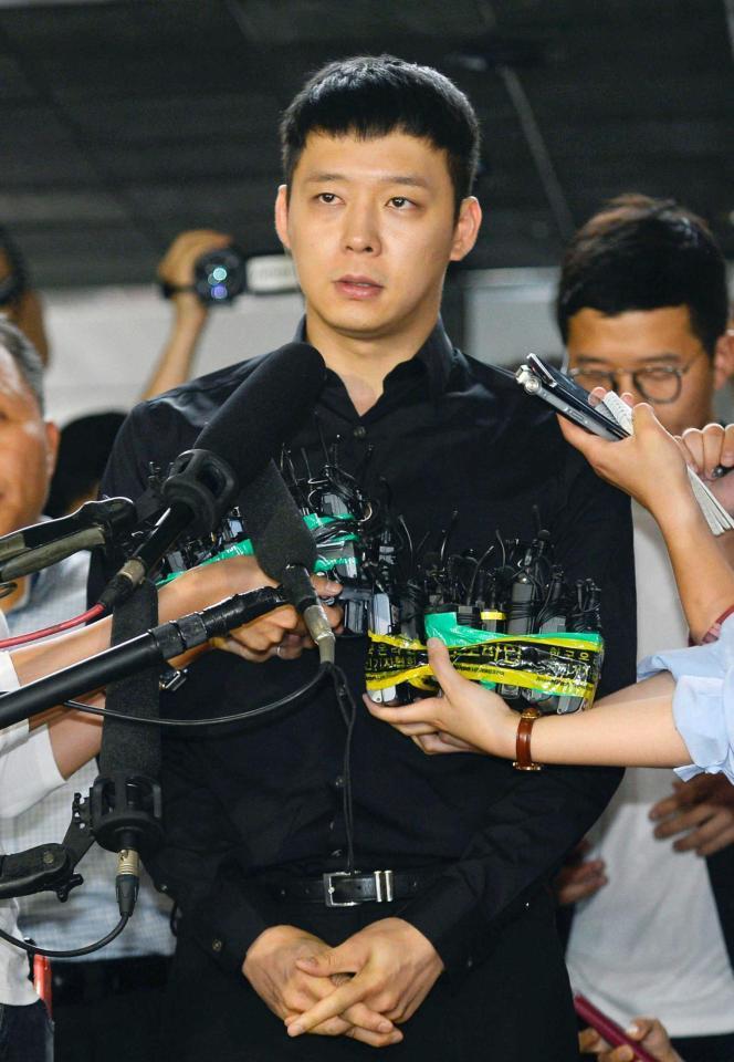 　ソウルの江南警察署で記者団の取材に応じるユチョン（共同）