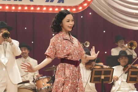 スズ子（趣里）は「羽鳥善一作曲二千曲記念ビッグパーティー」で「東京ブギウギ」を披露