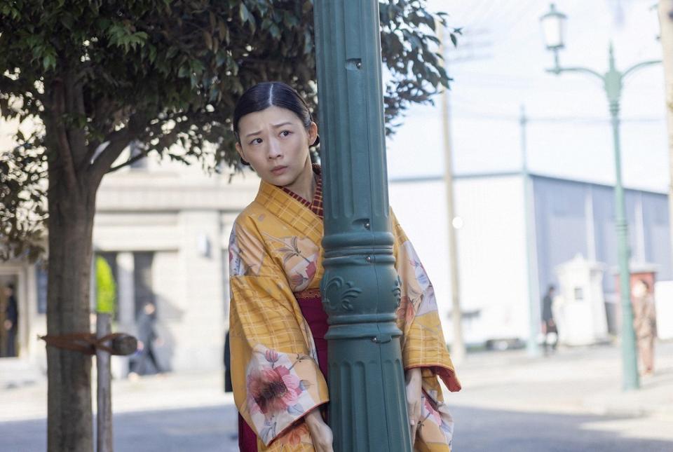 街灯の影から様子をうかがう寅子（伊藤沙莉）