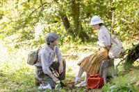 親睦のため皆でハイキングに来た寅子（伊藤沙莉）と花岡（岩田剛典）