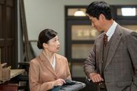 　司法省で熱弁する寅子（伊藤沙莉）に、久藤（沢村一樹）は興味津々