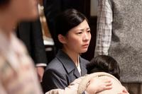 子どもを抱き、事態を見守る寅子（伊藤沙莉）