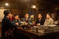 説得がうまく行かない寅子（伊藤沙莉・右）は、弟の直明（三山凌輝・右から２人目）に賭けてみることに