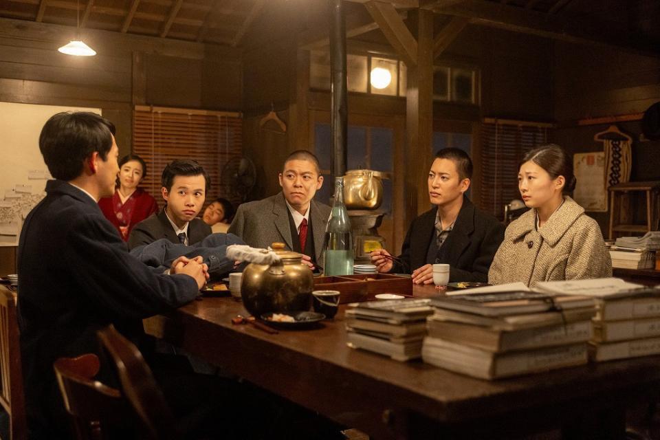 説得がうまく行かない寅子（伊藤沙莉・右）は、弟の直明（三山凌輝・右から２人目）に賭けてみることに