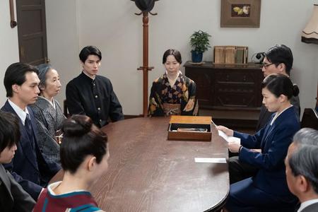 寅子（伊藤沙莉・右）は家裁で、梅子（平岩紙・中央）の家庭の案件に当たることに