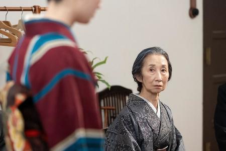 息子の妾に目をやる、梅子の姑・常（鷲尾真知子）