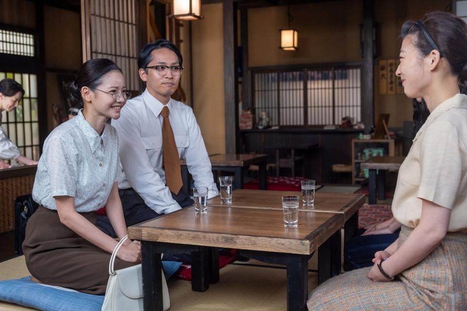 　香淑（ハ・ヨンス・左）・汐見（平埜生成）夫妻と話す寅子（伊藤沙莉）