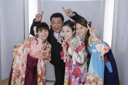 ４人で記念のプリ写真！左から、佳純（平祐奈）、森川（小手伸也）、結（橋本環奈）、沙智（山本舞香）