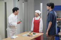 　立川に野菜の提案をする結。左から、立川（三宅弘城）、結（橋本環奈）、原口（萩原利久）