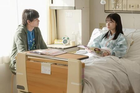 入院した結（橋本環奈）を見舞う翔也（佐野勇斗）