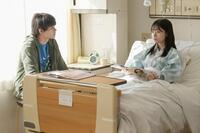 入院した結（橋本環奈）を見舞う翔也（佐野勇斗）