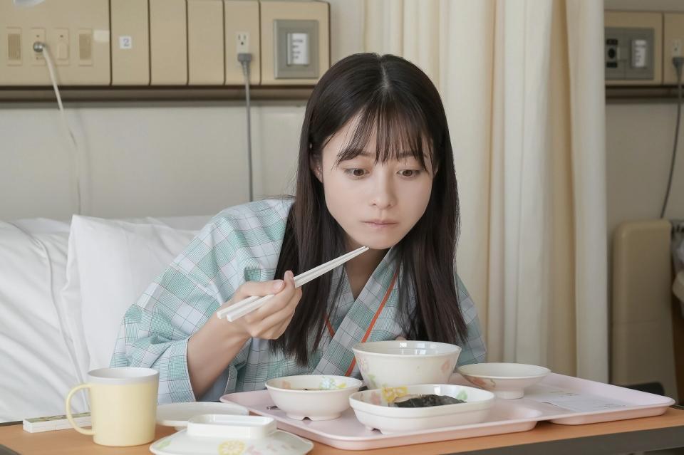 病院の食事に手を付ける結（橋本環奈）