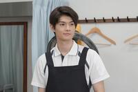 翔也（佐野勇斗）は、「ヘアサロンヨネダ」で聖人の仕事ぶりに心を寄せる